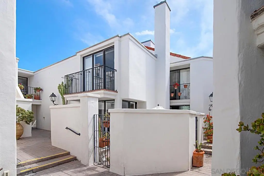 Residential Lease for rent at 303 Coast 6, La Jolla, San Diego County, CA featuring 2 beds and 3 baths