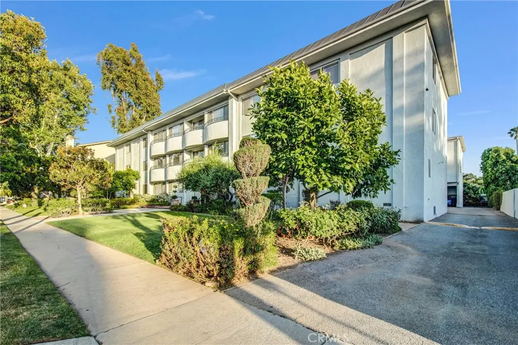 Condominium for rent at 972 E California 304, Pasadena, CA featuring 1 bed and 2 baths