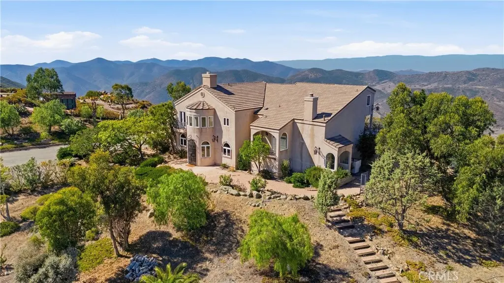 Residential Lease for rent at 10827 Pacific View, Malibu, Ventura County, CA featuring 5 beds and 5 baths