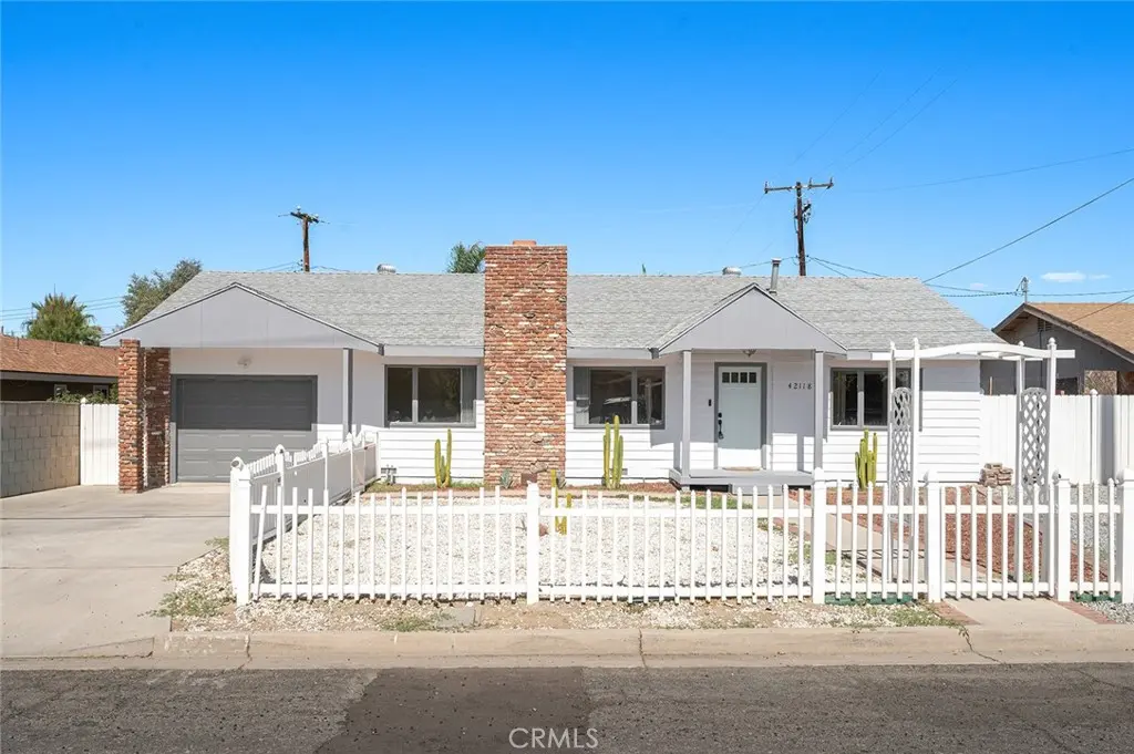 Single Family Residence for sale at 42118 Mayberry, Hemet, CA featuring 2 beds and 1 bath