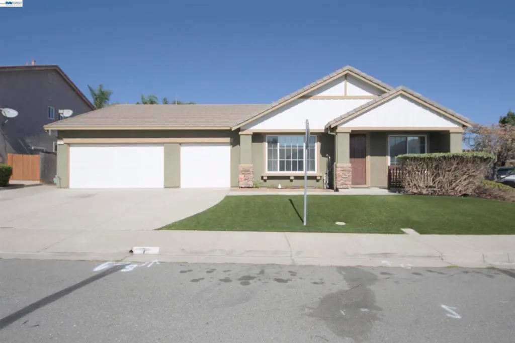 Single Family Residence for rent at 7 DIAMONDWOOD CT, Pittsburg, CA featuring 4 beds and 2 baths