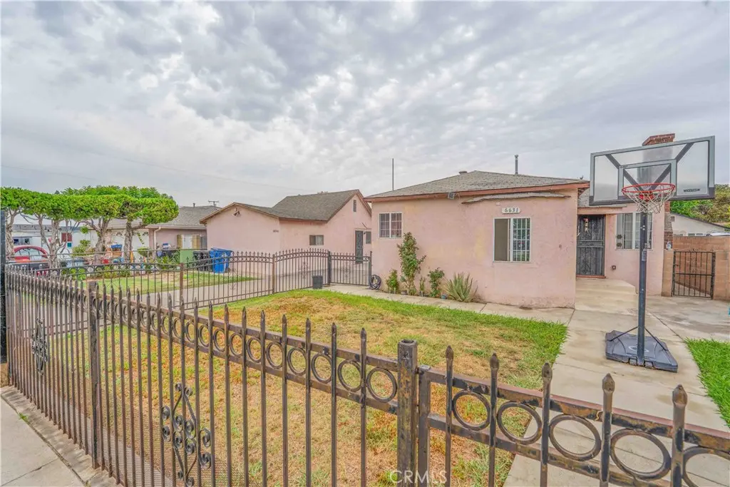 Quadruplex for sale at 6631 El Selinda Avenue, Bell Gardens, CA
