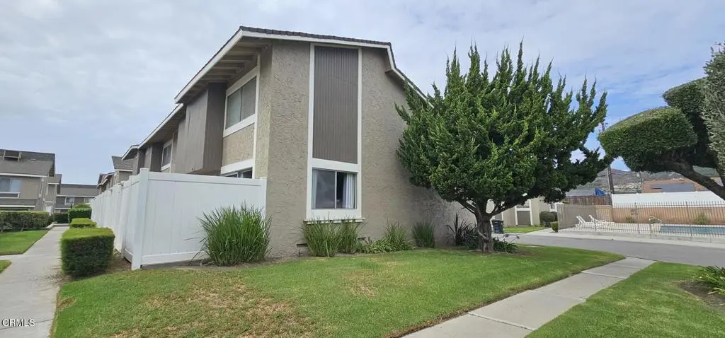 Condominium for sale at 10 Bahia Circle 10, Santa Paula, CA featuring 2 beds and 2 baths