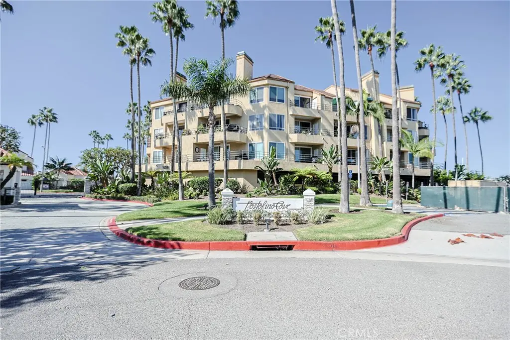 Condominium for sale at 16291 Countess #116, Huntington Beach, CA featuring 1 bed and 1 bath