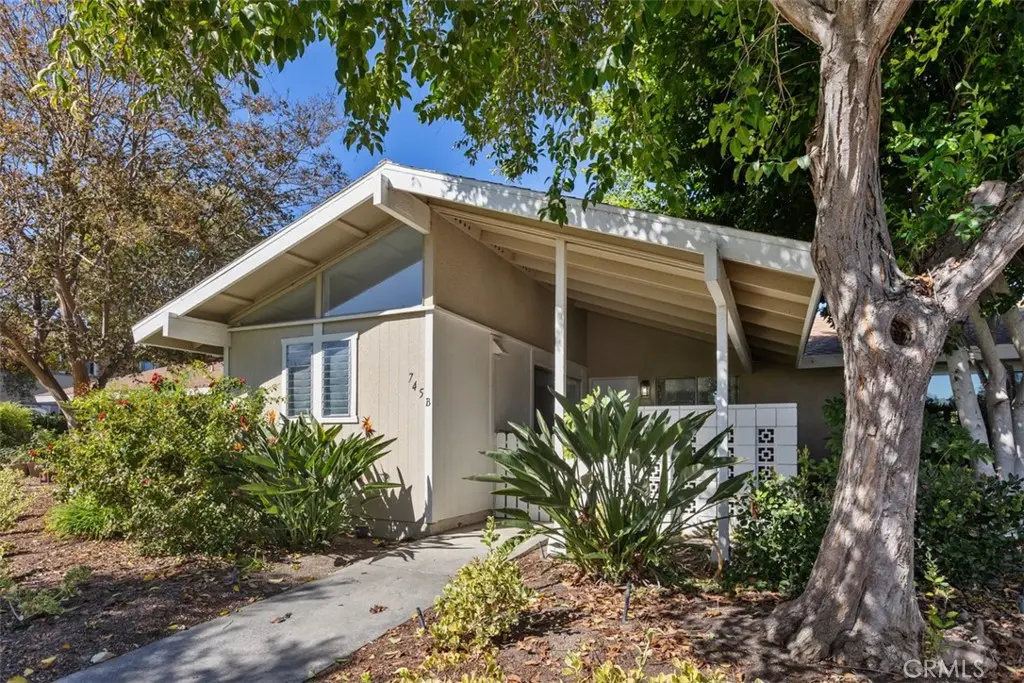 Stock Cooperative for sale at 745 Avenida Majorca B, Laguna Woods, CA featuring 2 beds and 2 baths
