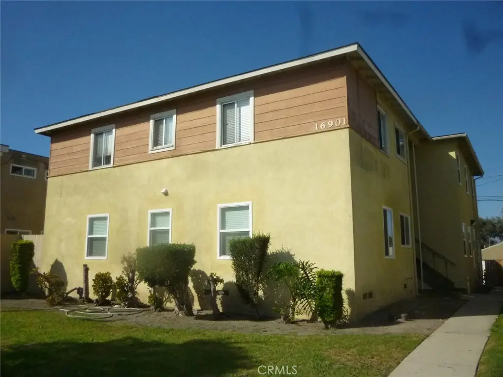 Quadruplex for rent at 16901 Crenshaw Boulevard 7, Torrance, CA featuring 2 beds and 1 bath