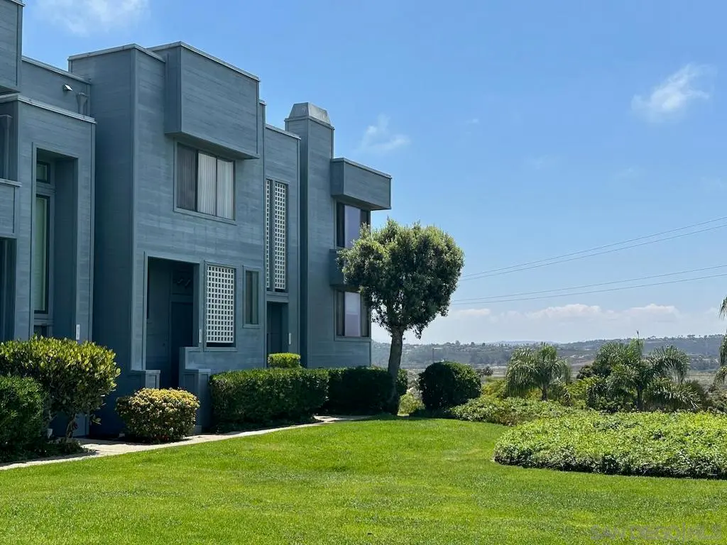 Residential Lease for rent at 821 America Way, Del Mar, San Diego County, CA featuring 2 beds and 3 baths
