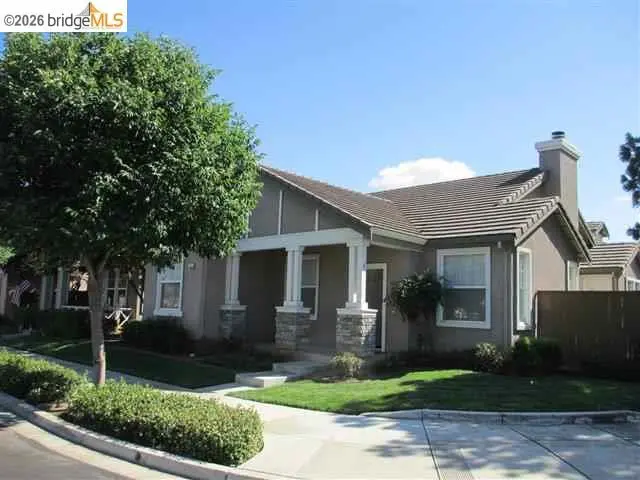 Single Family Residence for rent at 133 WEXFORD ST, Brentwood, CA featuring 3 beds and 2 baths