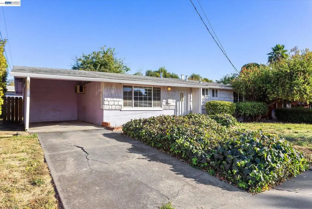 Single Family Residence for sale at 3042 Chrisland Ct, Concord, CA featuring 3 beds and 2 baths