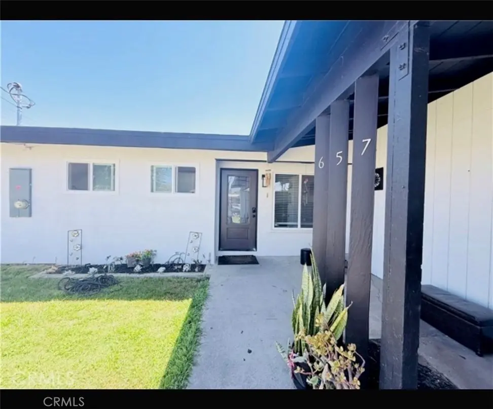 Single Family Residence for rent at 657 E King, Rialto, CA featuring 3 beds and 2 baths