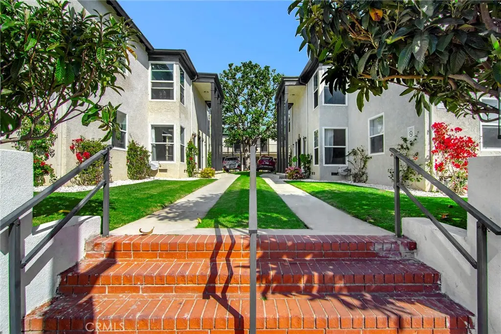Apartment for rent at 1949 20th Street B, Santa Monica, CA featuring 2 beds and 1 bath