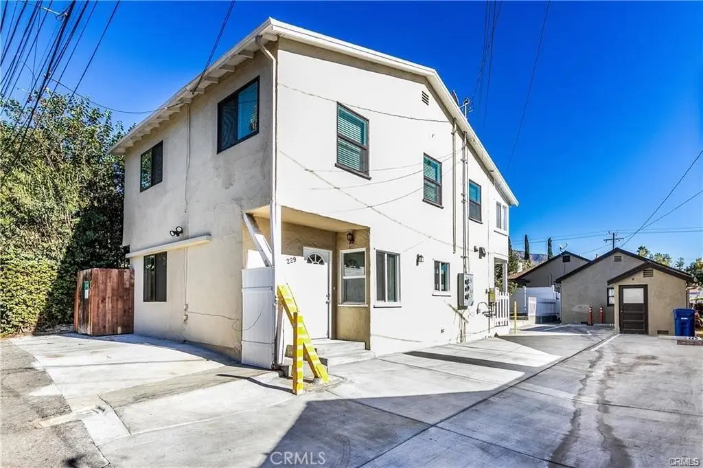 Triplex for rent at 229 N Mayflower, Monrovia, CA and 1 bath