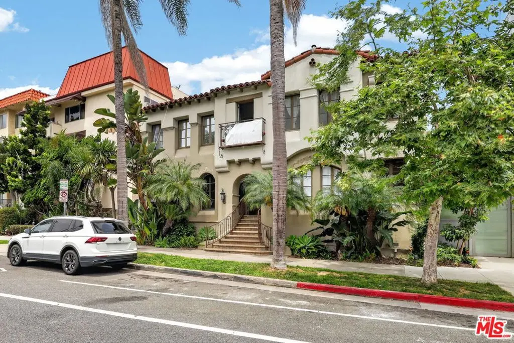 Condominium for rent at 1147 6th Street 205, Santa Monica, CA featuring 1 bed and 1 bath