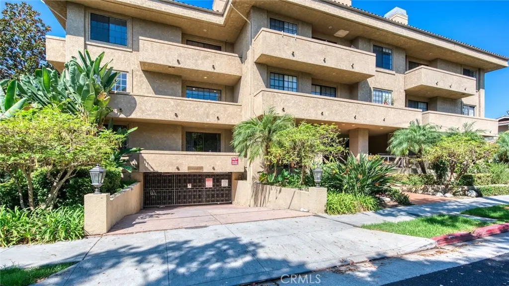 Condominium for rent at 221 S Oak Knoll Avenue 202, Pasadena, CA featuring 2 beds and 2 baths