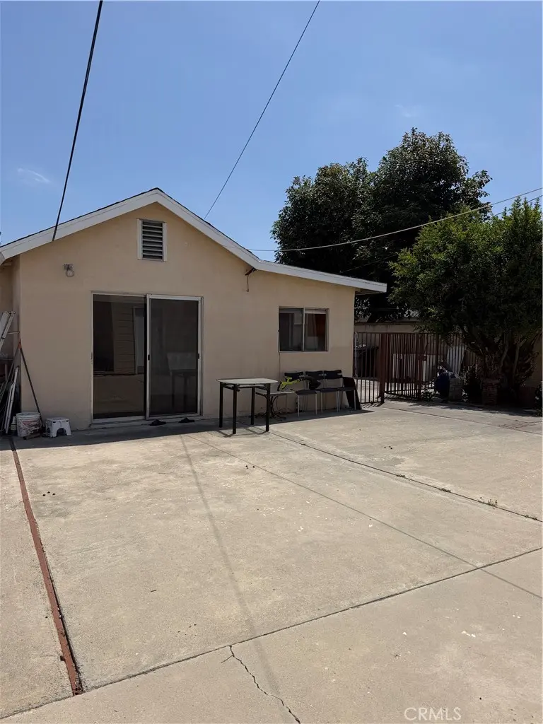 Triplex for rent at 10031 1/2 B Larson Avenue 1/2 B, Garden Grove, CA featuring 1 bed and 1 bath