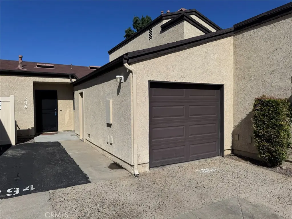 Condominium for rent at 296 Parkview Place, Lake Elsinore, CA featuring 1 bed and 1 bath
