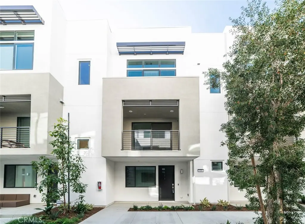 Townhouse for rent at 331 Lodestar, Tustin, CA featuring 3 beds and 3 baths