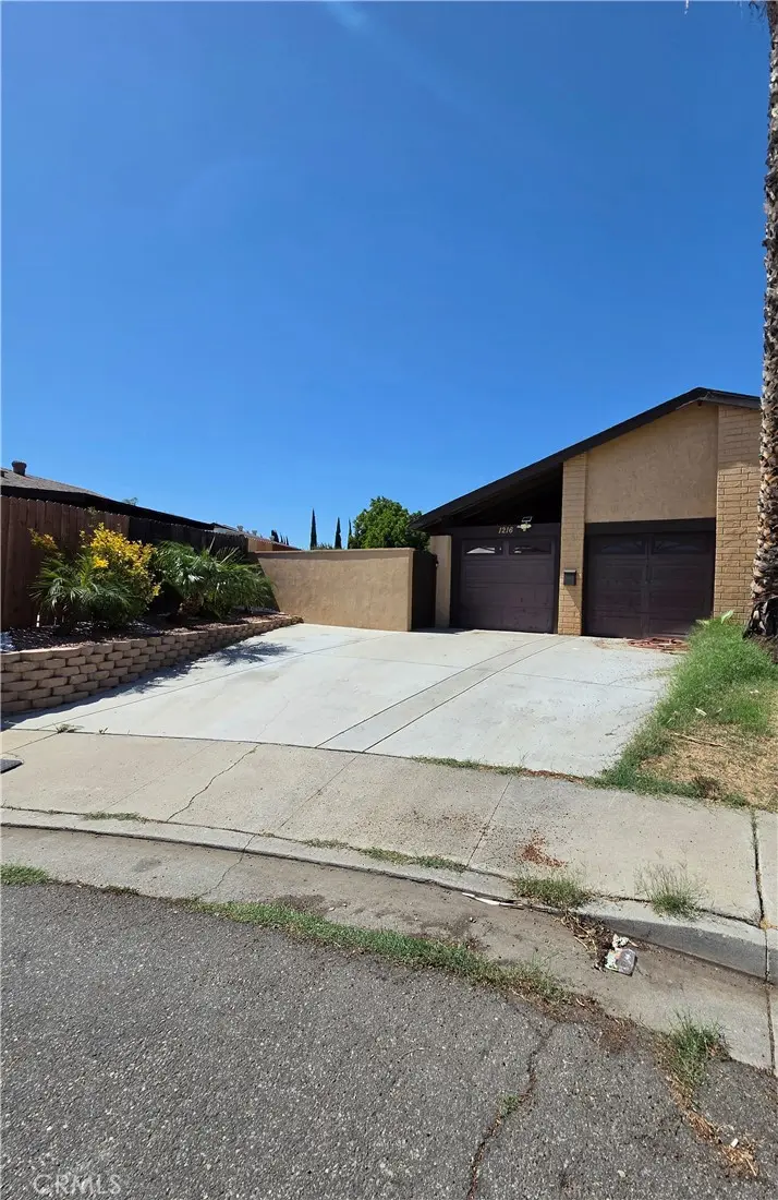 Single Family Residence for sale at 1216 Hampton Circle, Corona, CA featuring 3 beds and 2 baths