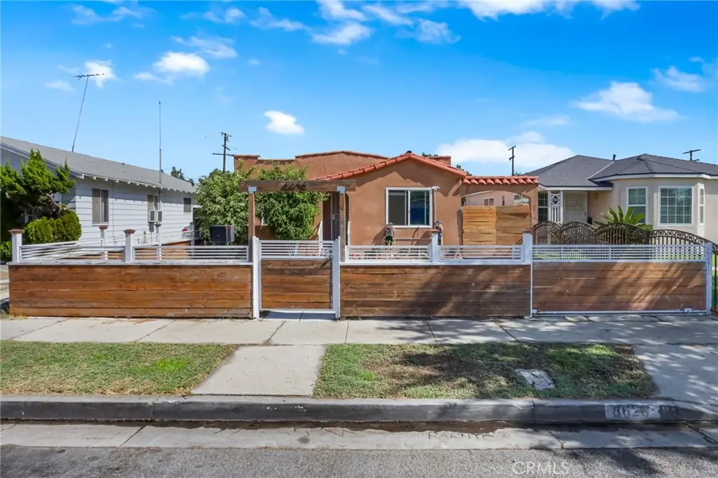 Single Family Residence for sale at 8628 San Juan Avenue, South Gate, CA featuring 3 beds and 1 bath