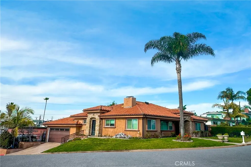 Single Family Residence for rent at 401 Holmwood Drive, Newport Beach, CA featuring 2 beds and 3 baths