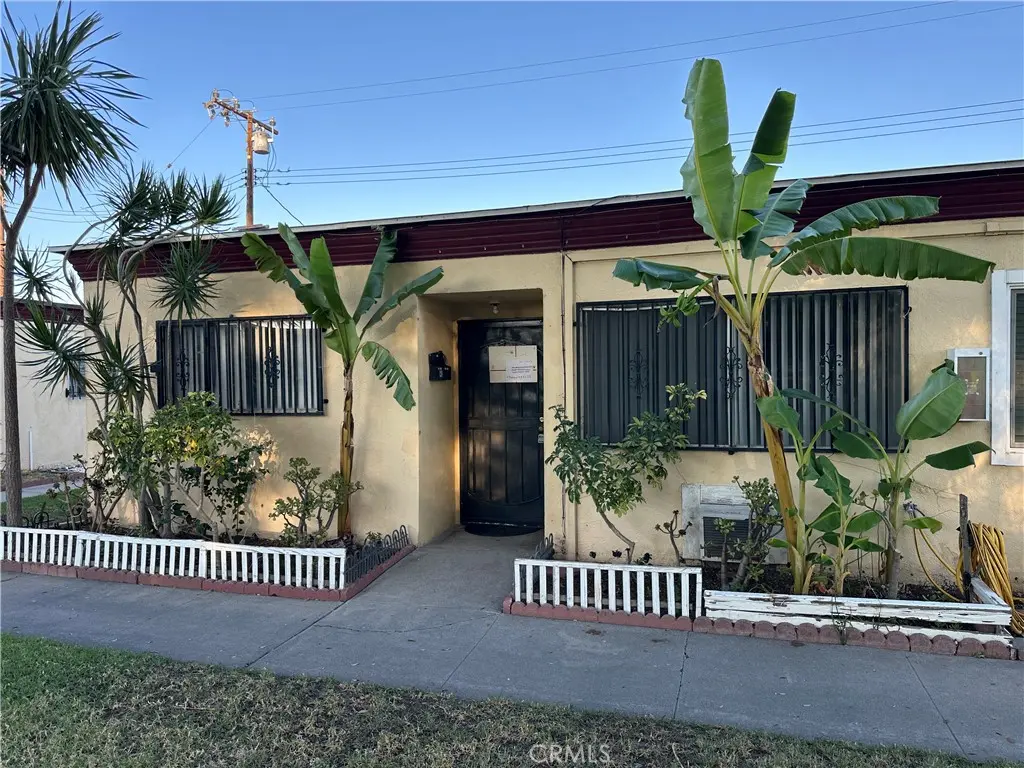 Condominium for rent at 4109 W 5th F3, Santa Ana, CA featuring 2 beds and 2 baths