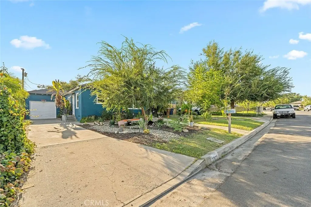 Single Family Residence for sale at 2325 Barnett, Bakersfield, CA featuring 3 beds and 1 bath