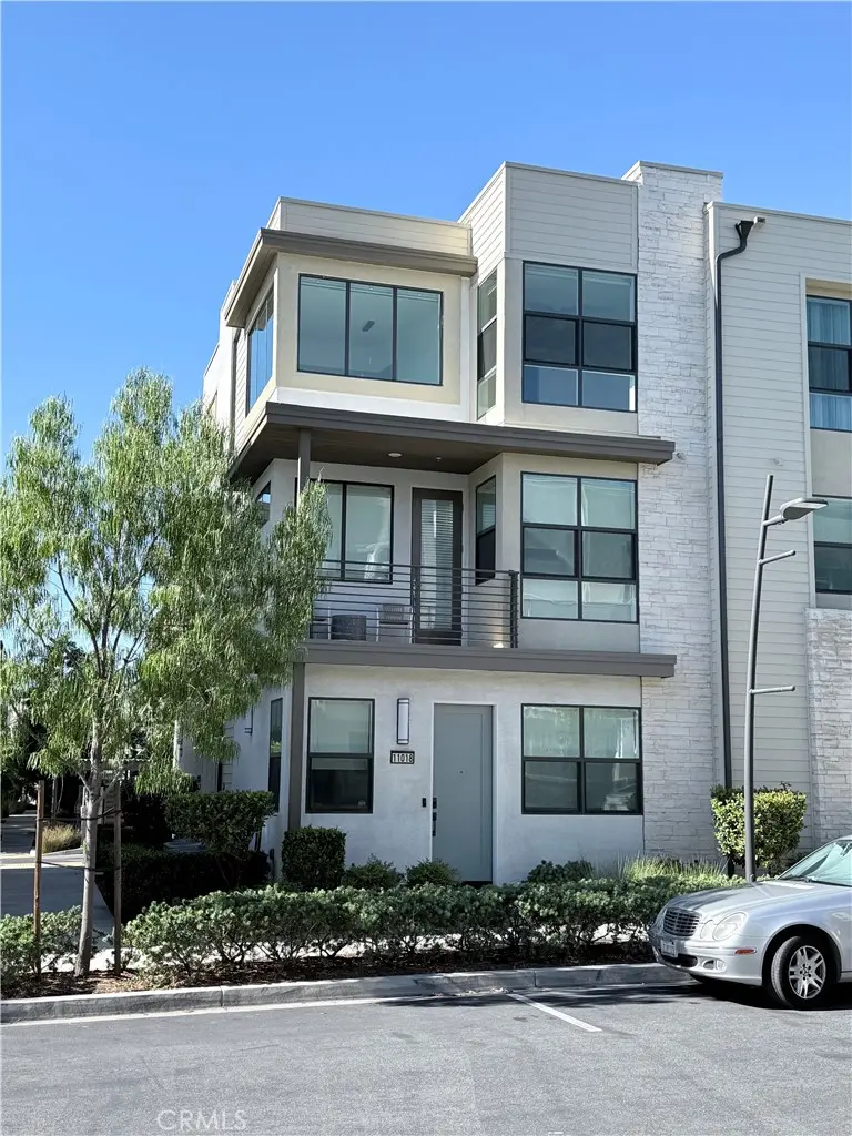 Townhouse for rent at 11018 Momentum, Rancho Cucamonga, CA featuring 2 beds and 3 baths