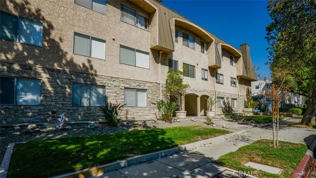 Condominium for sale at 377 W California Avenue 27, Glendale, CA featuring 1 bed and 1 bath