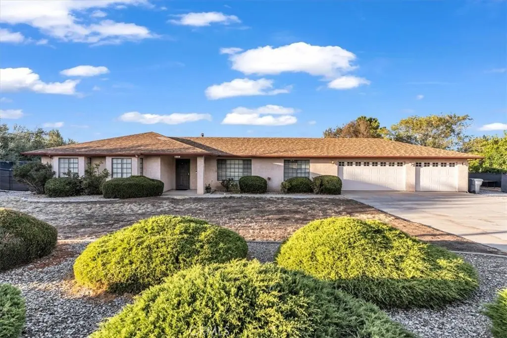 Single Family Residence for rent at 15614 Mesquite, Hesperia, CA featuring 3 beds and 2 baths