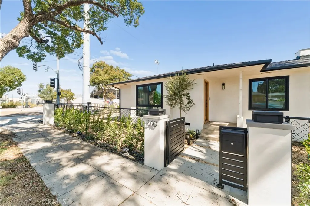 Duplex for rent at 240 N Keystone, Burbank, CA featuring 2 beds and 2 baths