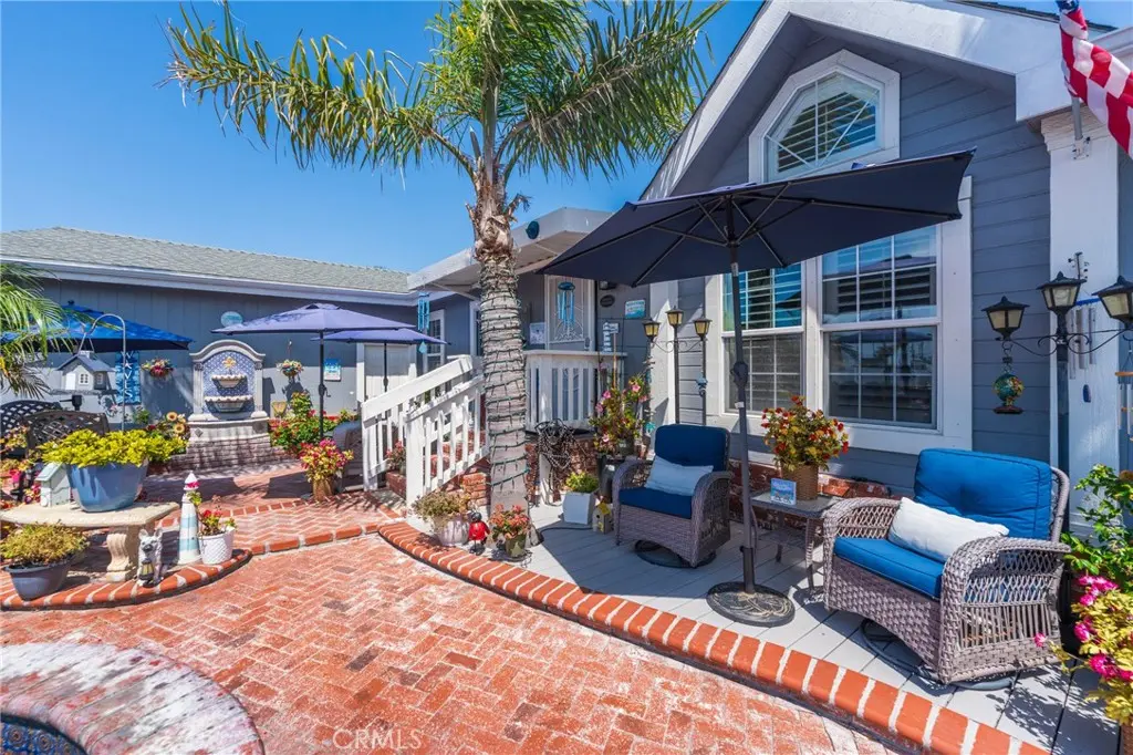 Manufactured In Park for sale at 21851 Newland 268, Huntington Beach, CA featuring 3 beds and 2 baths