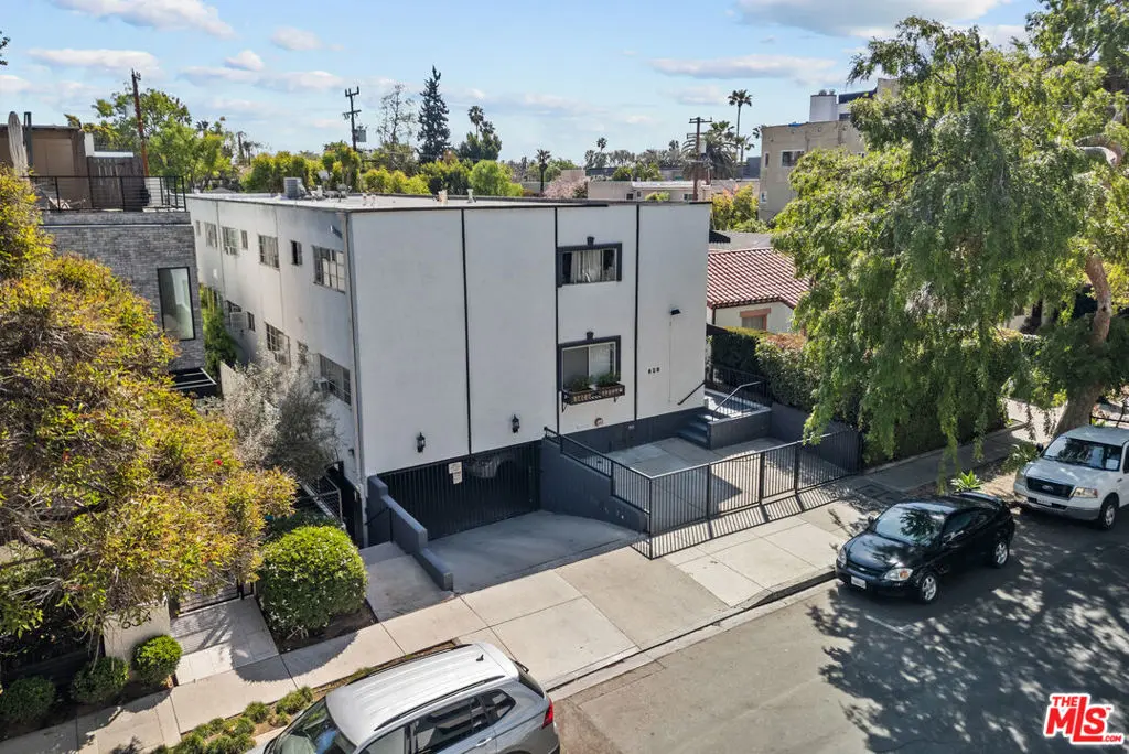 Condominium for rent at 628 HUNTLEY Drive 6, West Hollywood, CA featuring 1 bed and 1 bath