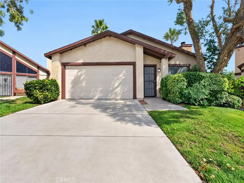 Condominium for sale at 2957 E Avenue R2, Palmdale, CA featuring 3 beds and 2 baths