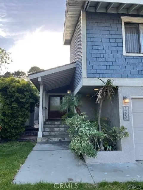 Single Family Residence for rent at 1204 Elm Ave, Manhattan Beach, CA featuring 3 beds and 3 baths