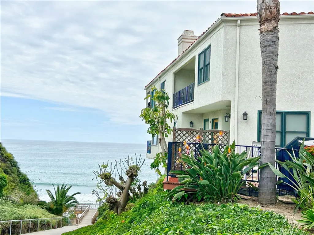 Condominium for rent at 258 W Escalones 6R, San Clemente, CA featuring 2 beds and 3 baths