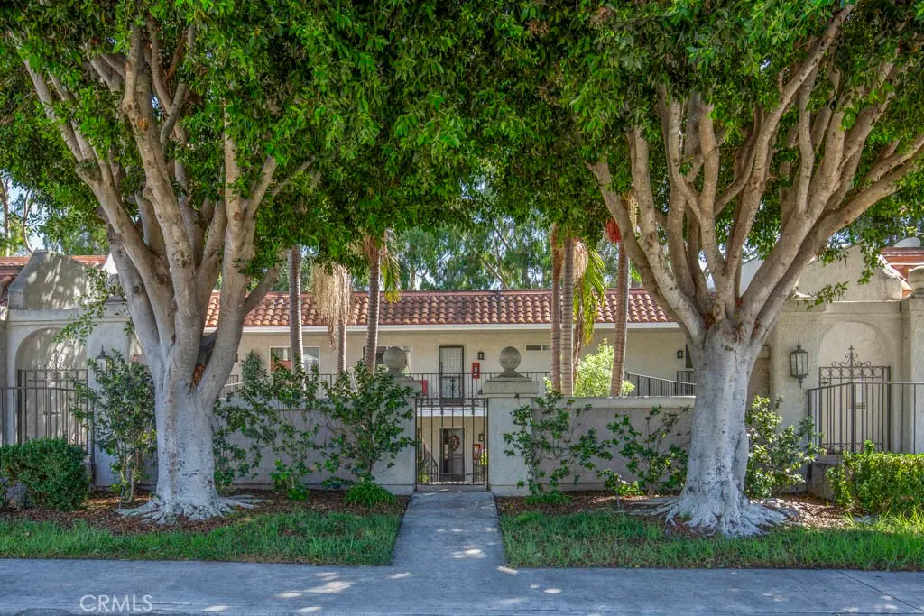 Condominium for sale at 5531 Via La Mesa O, Laguna Woods, CA featuring 2 beds and 2 baths
