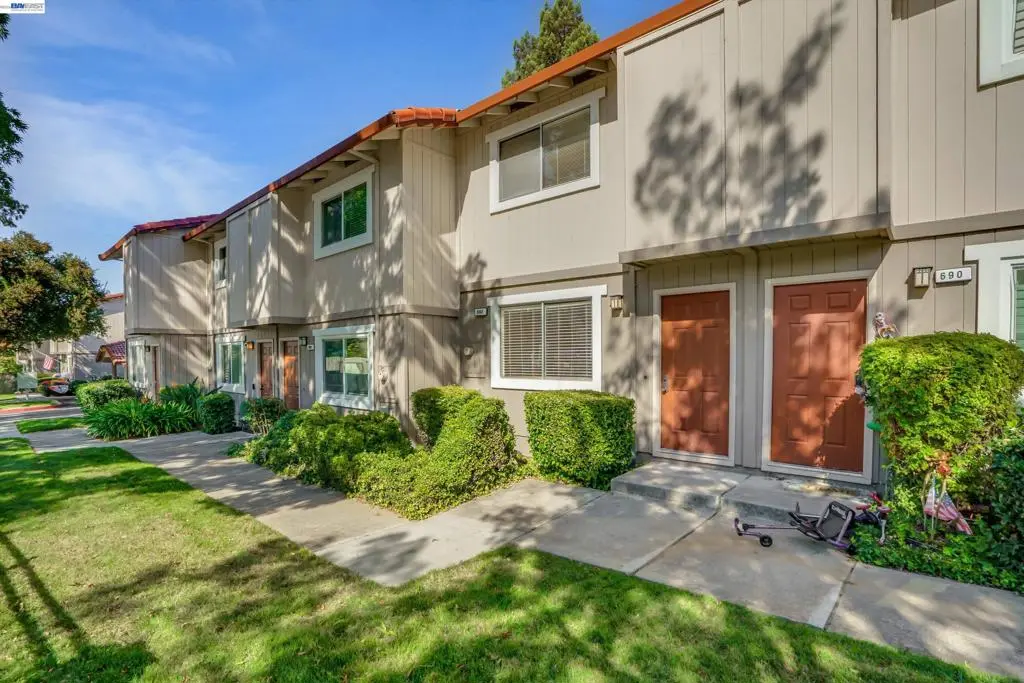 Townhouse for sale at 692 Concord, Pleasanton, CA featuring 2 beds and 2 baths