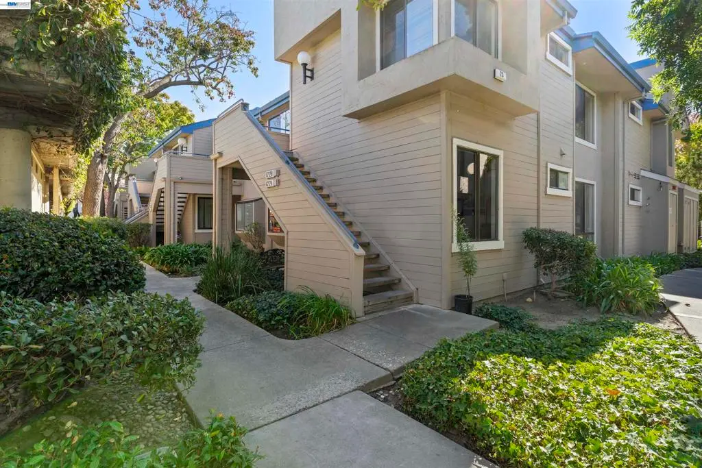 Condominium for sale at 6212 Buena Vista Dr A, Newark, CA featuring 3 beds and 2 baths