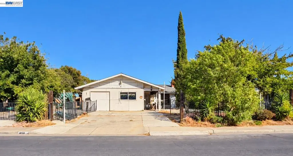 Single Family Residence for sale at 5 Salisbury Dr, Pittsburg, CA featuring 5 beds and 3 baths