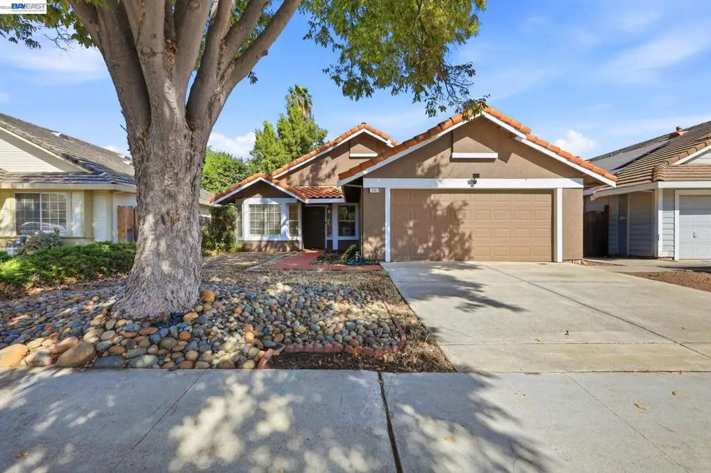 Single Family Residence for sale at 275 Arroyo Hondo Cir, Tracy, CA featuring 3 beds and 2 baths