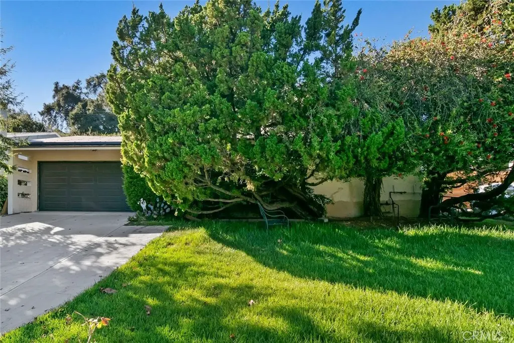 Single Family Residence for sale at 4561 Alveo, La Canada Flintridge, CA featuring 2 beds and 1 bath