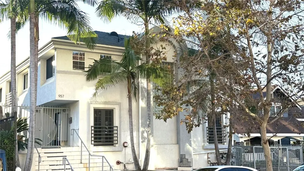 Condominium for sale at 957 S Gramercy 203, Los Angeles, CA featuring 2 beds and 2 baths