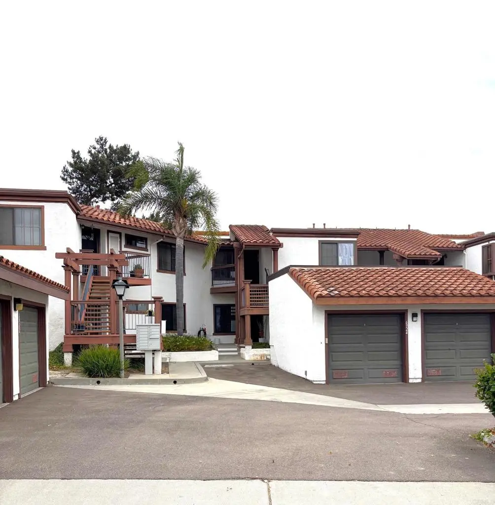 Condominium for rent at 6924 Sandpiper Place, Carlsbad, CA featuring 3 beds and 2 baths