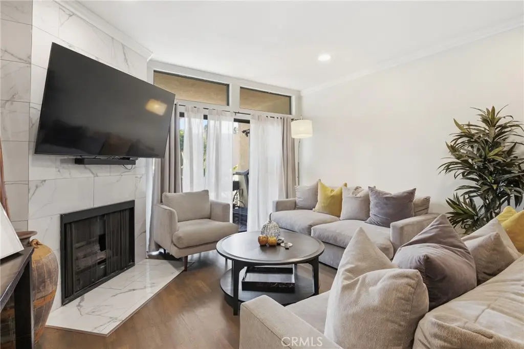 Condominium for sale at 729 S Hobart Boulevard 11, Los Angeles, CA featuring 2 beds and 1 bath