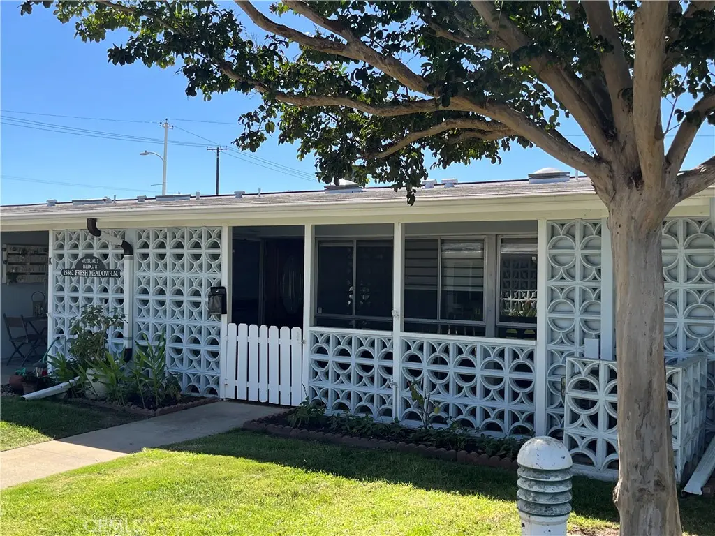 Stock Cooperative for sale at 13862 Fresh Meadow Lane, M3-8J, Seal Beach, CA featuring 1 bed and 1 bath