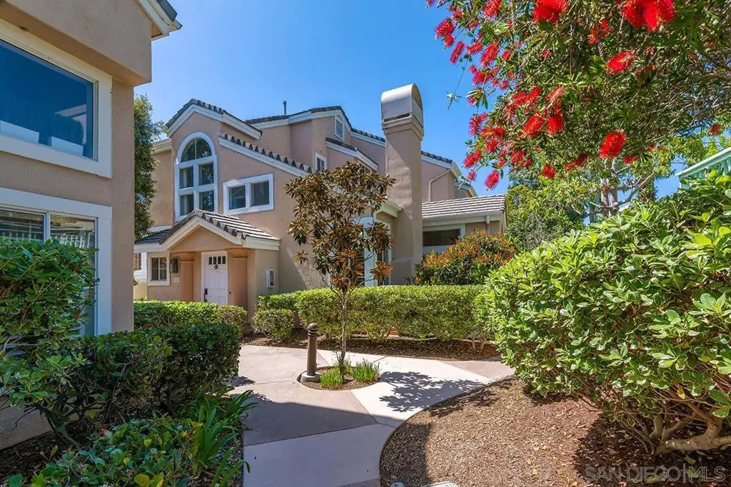 Residential Lease for rent at 12912 Carmel Creek Rd 14, San Diego, San Diego County, CA featuring 3 beds and 3 baths