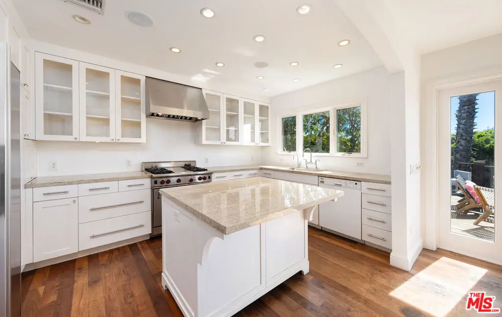 Single Family Residence for rent at 2101 Navy Street, Santa Monica, CA featuring 3 beds and 2 baths