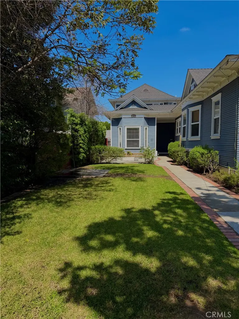 Single Family Residence for rent at 129 Palmyra, Orange, CA featuring 3 beds and 3 baths