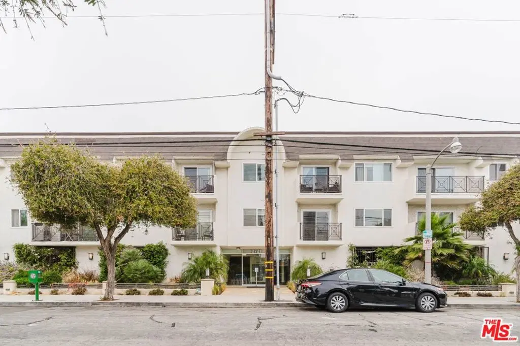 Condominium for rent at 2721 2nd Street 103, Santa Monica, CA featuring 1 bed and 1 bath