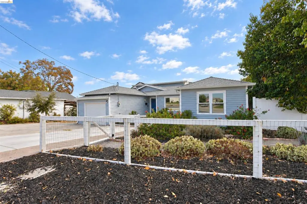 Single Family Residence for sale at 115 Roslyn Dr, Concord, CA featuring 5 beds and 4 baths
